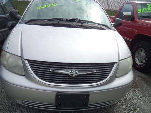 Chrysler Town and Country 2001 photo 9